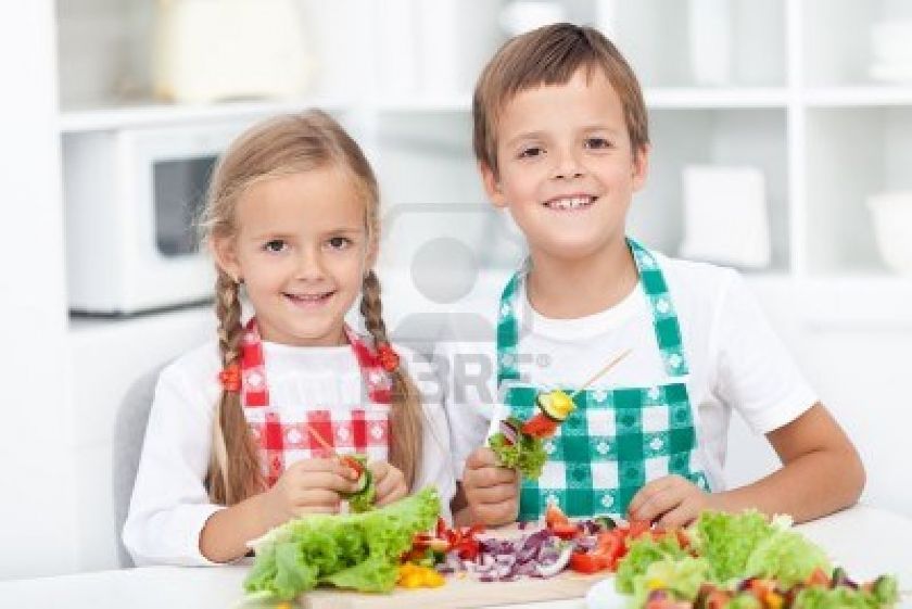 nios cocinando