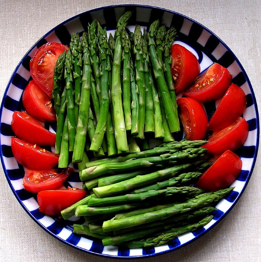 esprragos verdes con tomate
