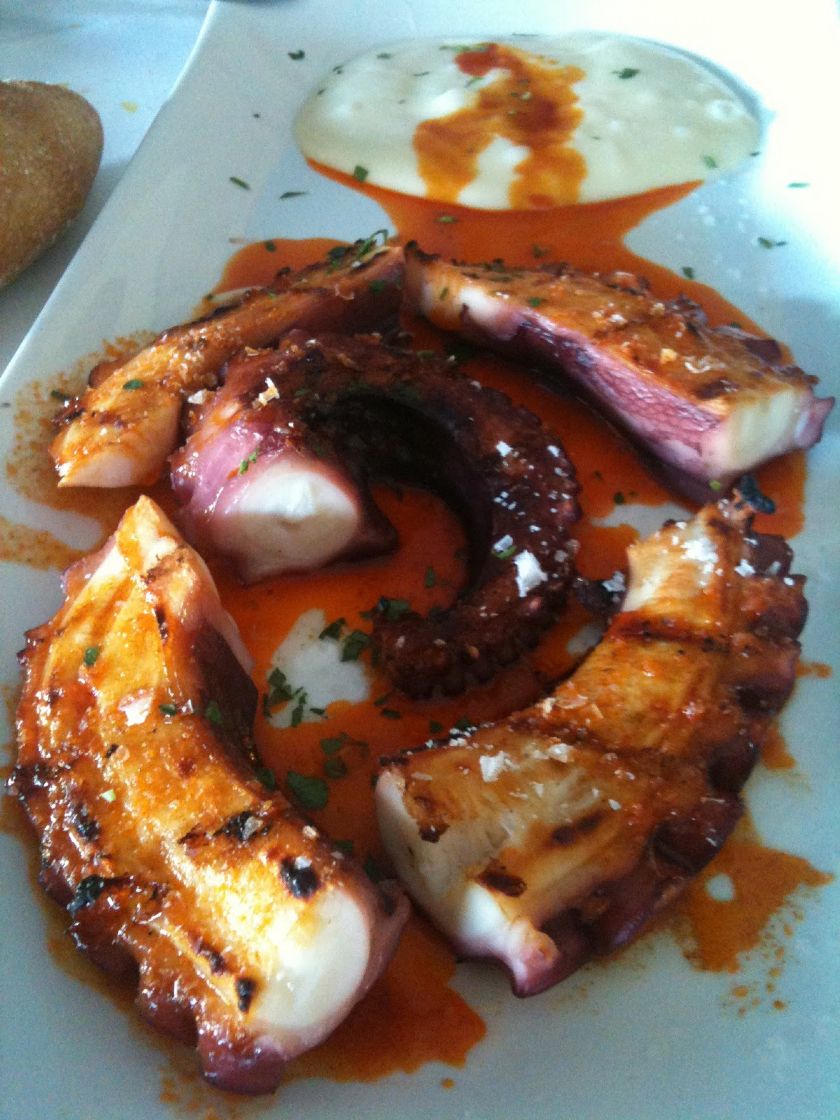 Pulpo con crena de zanahoria y championes