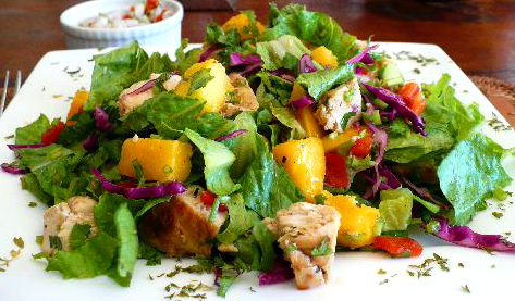ensalada de pollo y mango