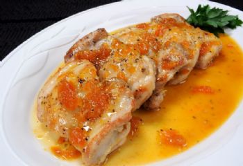 Pechuga de pollo con albaricoques y cerezas